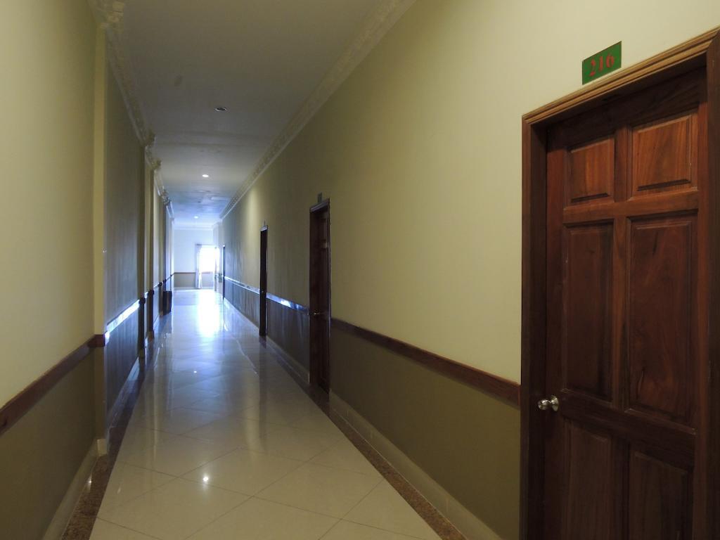 Lux Star Town Hotel بنوم بنه المظهر الخارجي الصورة
